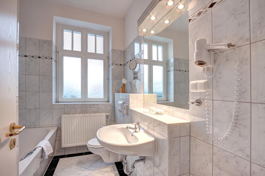 Haus Seeblick Hotel Garni & Ferienwohnungen Зиновиц Екстериор снимка