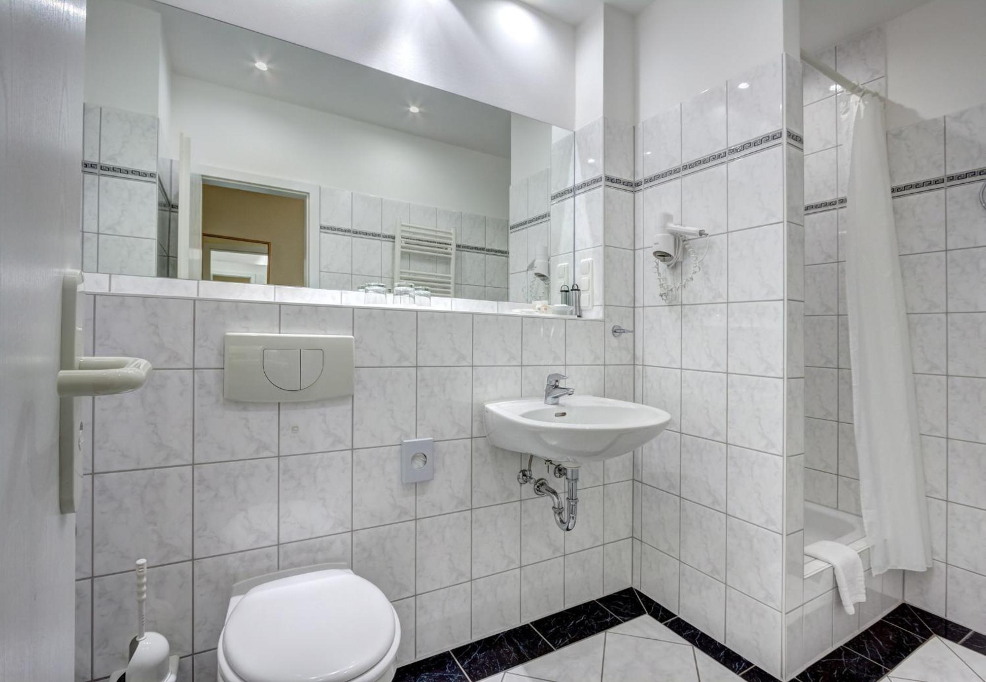 Haus Seeblick Hotel Garni & Ferienwohnungen Зиновиц Стая снимка