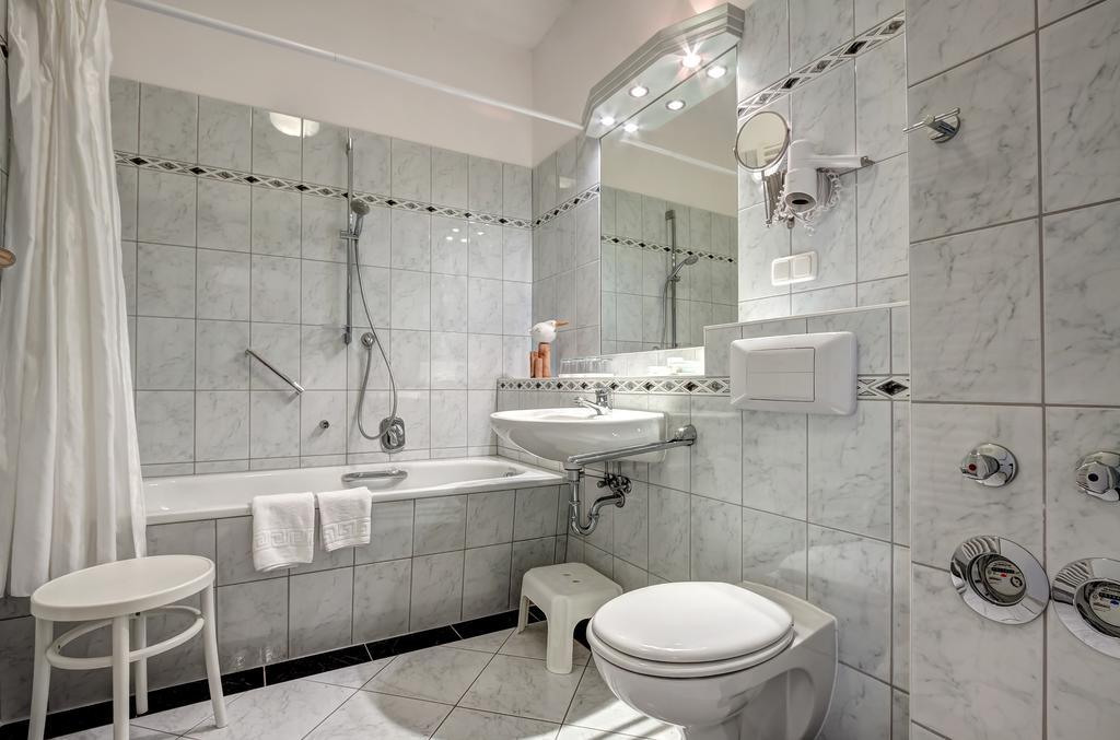 Haus Seeblick Hotel Garni & Ferienwohnungen Зиновиц Екстериор снимка